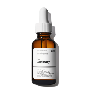 تصویر محصول سرم ضدپیری Retinol 0.5% in Squalane از برند The Ordinary، طراحی شده در بطری شیشه‌ای قهوه‌ای با درب قطره‌چکان سفید.